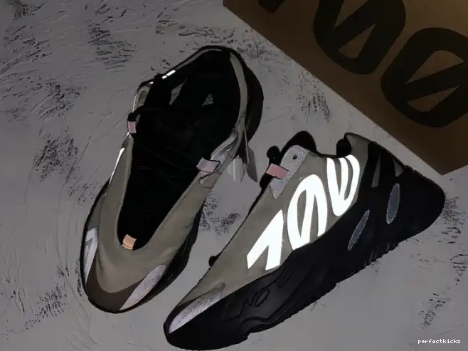 Adidas 700 Bone Yeezy FY3729 Boost MNVN 0528